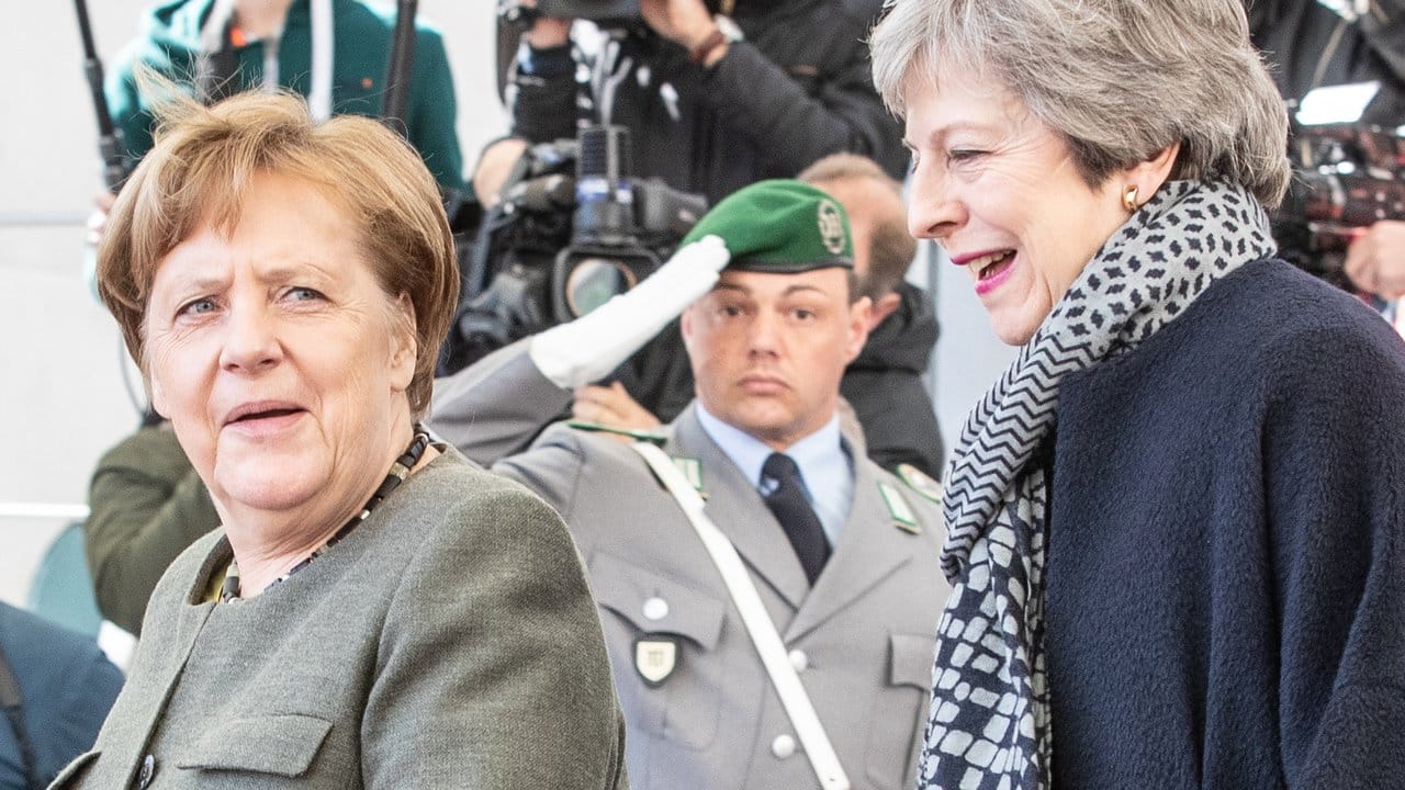 Bundeskanzlerin Angela Merkel (l, CDU) empfängt Theresa May vor dem Kanzleramt.