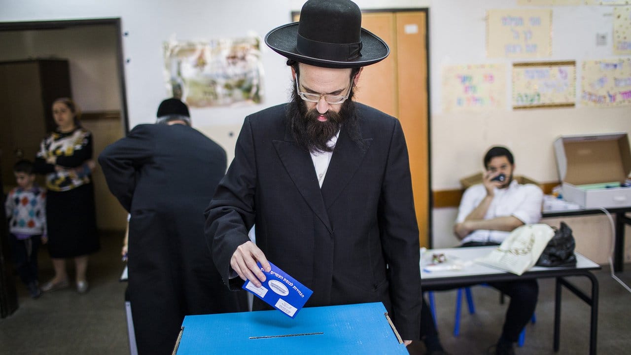 Ein ultra-orthodoxer Jude gibt bei den israelischen Parlamentswahlen in einem Wahllokal in Bnei Brak seine Stimme ab.