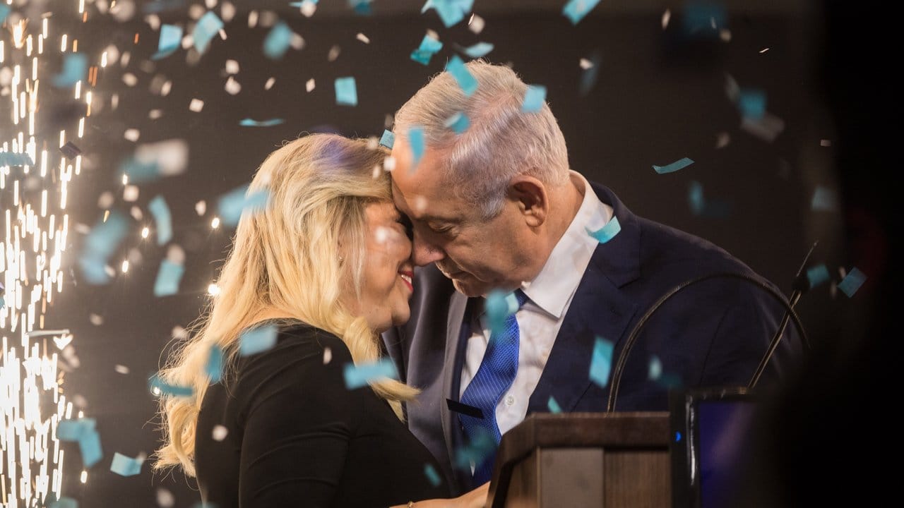 Benjamin Netanjahu, Premierminister von Israel, umarmt seine Frau Sara, nachdem die Wahllokale geschlossen wurden.