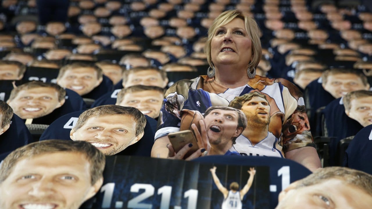 Schon vor dem Spiel lagen im Amercian Airlines Center tausende Dirk-Masken auf den Sitzen bereit.