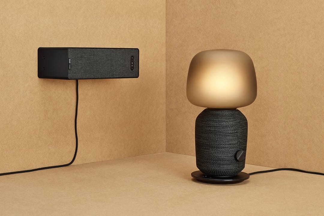 Einrichter Ikea und Lautsprecher-Experte Sonos haben ihre Produkte in einer Kooperation verbunden - herausgekommen ist Symfonisk - entweder als Tischleuchte mit WiFi-Speaker (r) oder als Regal mit WiFi-Speaker.