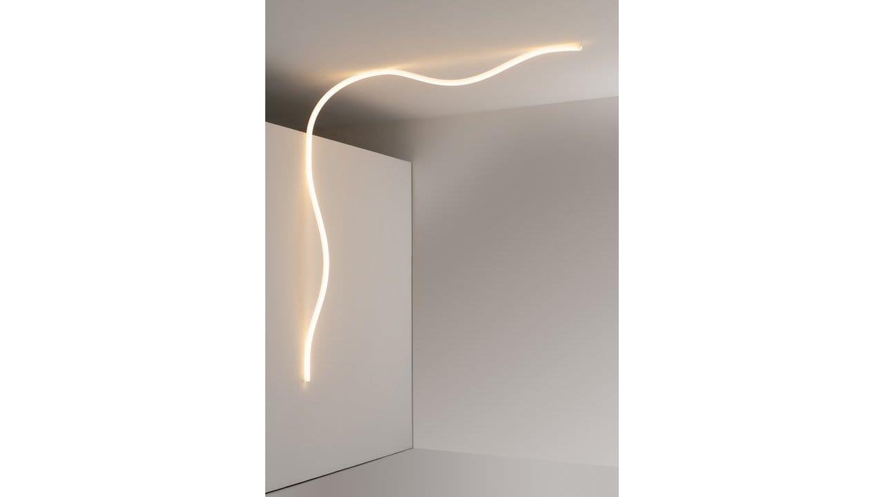 "La Linea" von BIG für Artemide ist ein LED-Schlauch, der sich völlig flexible einsetzen lässt.