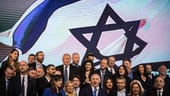 Netanjahu und Anhänger singen auf einer Veranstaltung nach der Wahl die Nationalhymne.