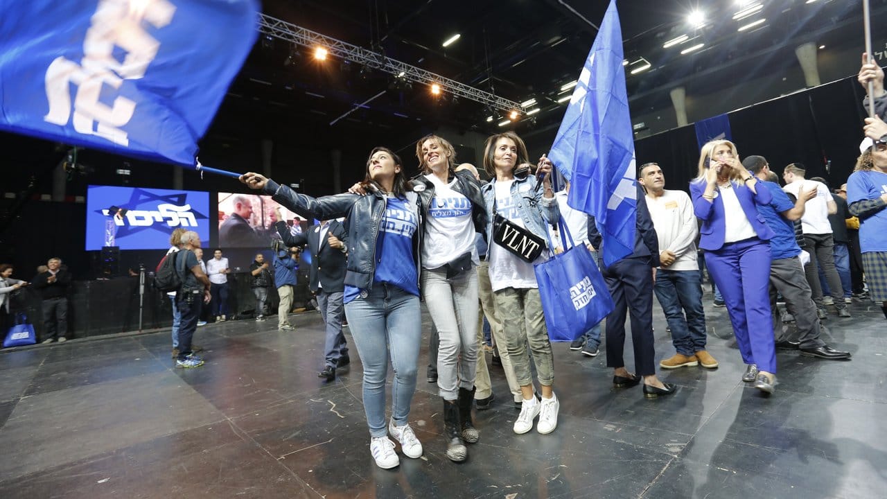 Unterstützer der Likud-Partei feiern während der Auszählung der Stimmzettel.