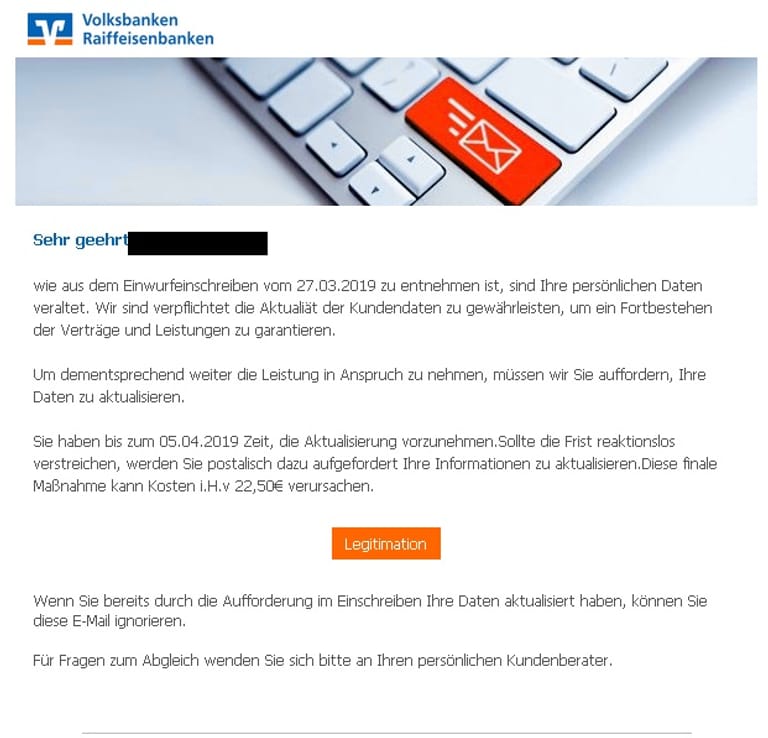 Wer ein Konto bei der Volksbank Raiffeisenbanken besitzt, sollte sich nicht von diesen Phishing-Mails schocken lassen. Betrüger verlangen von Nutzern, dass sie ihre Daten aktualisieren. Geschehe das nicht, müsse der Datenabgleich per Post erfolgen – und das koste. Auch hier sollen Nutzer einem Link folgen, der auf eine gefälschte Website führt. Zudem setzen Betrüger eine Frist, um Druck zu erzeugen.