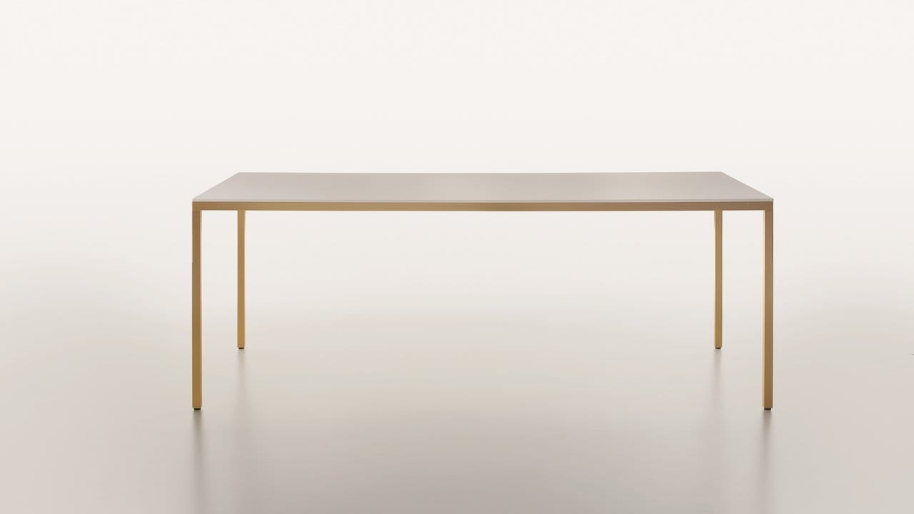 Der Tisch Fila von Konstantin Grcic für Plank besteht aus wenig Material.