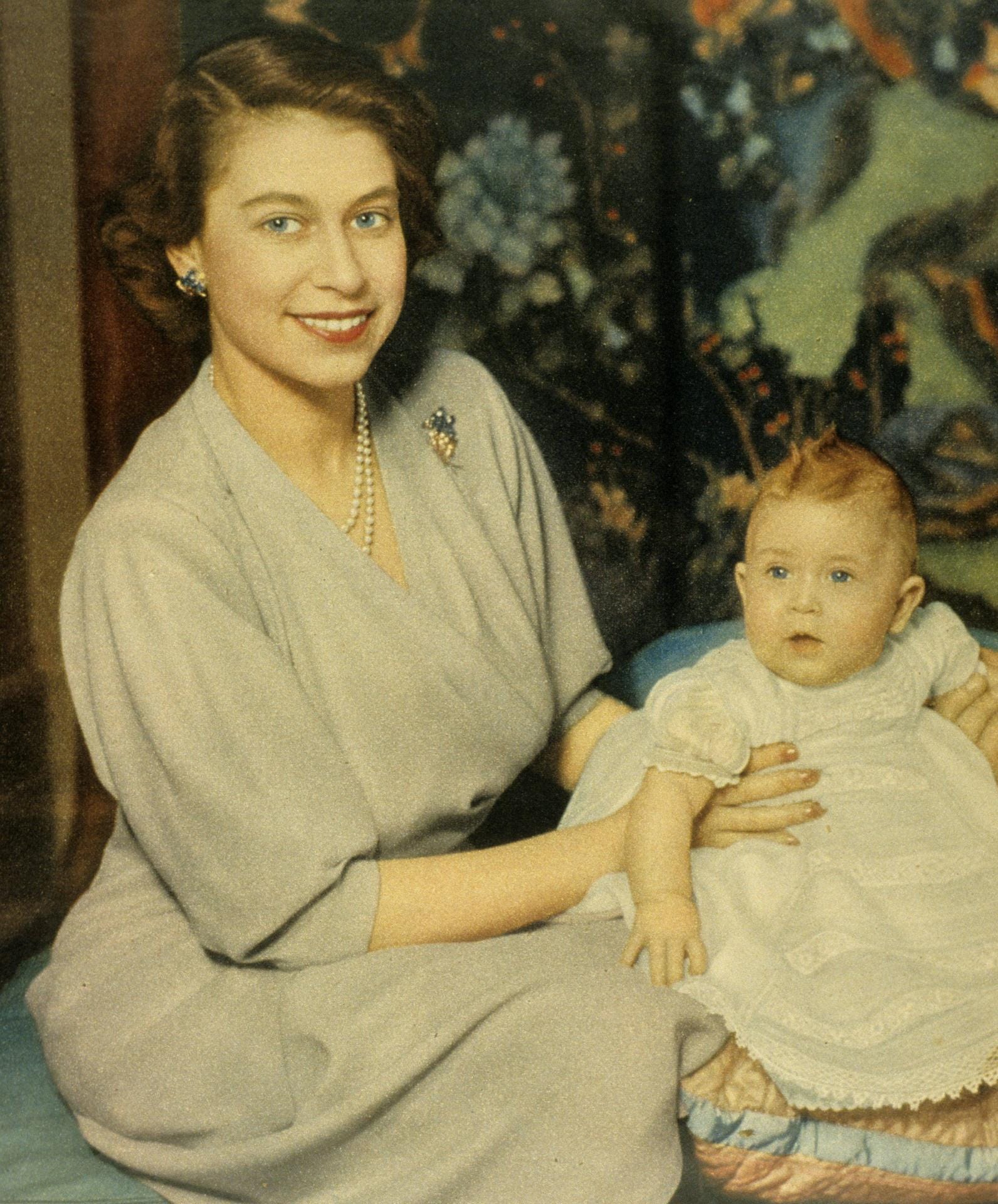 Prinz Charles mit seiner Mutter Elizabeth: Der älteste Sohn der Queen wurde am 14. November 1948 geboren.