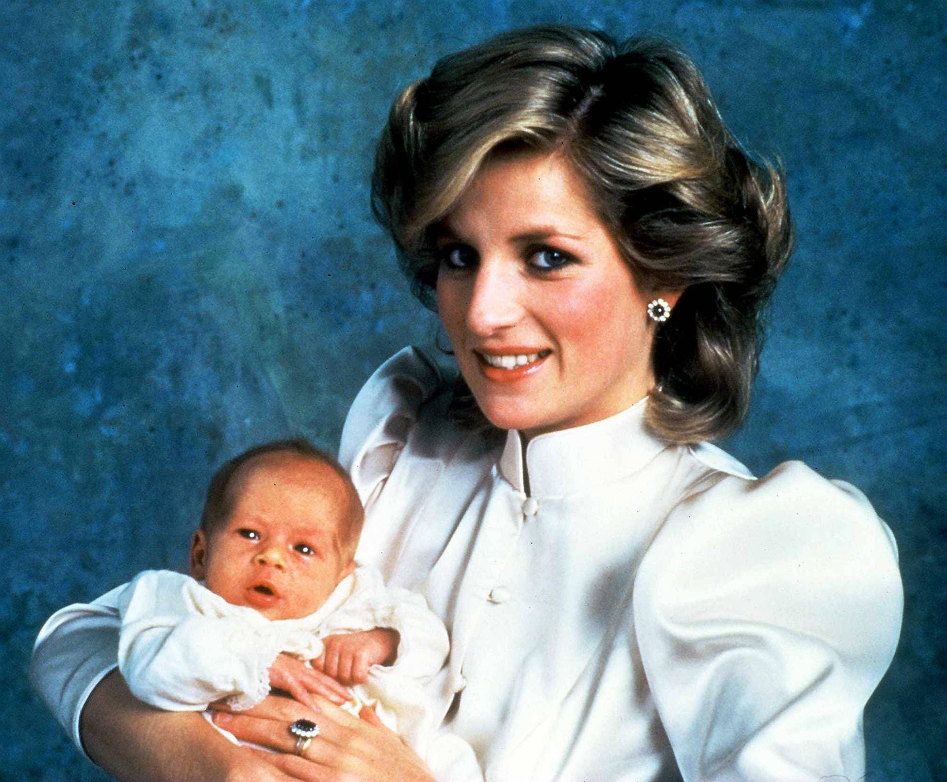 Prinz Harry wurde am 15. September 1984 geboren: Hier ist er auf dem Arm seiner verstorbenen Mutter Lady Di.