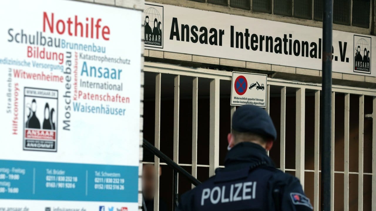 Polizeibeamte stehen vor dem Hauptsitz des Vereins Ansaar International in Düsseldorf.