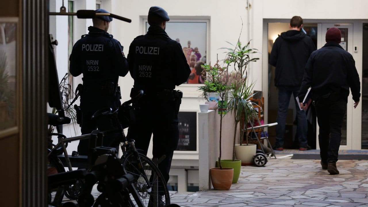 Die Polizei ging mit Razzien in neun Bundesländern gegen Einrichtungen eines bundesweiten islamistischen Netzwerks vor.