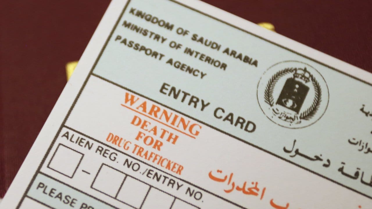 Auf einem Einreiseformular wird in Saudi-Arabien mit dem Hinweis "WARNING DEATH FOR DRUG TRAFFICKER" auf die Todesstrafe für Drogenhändler hingewiesen. Auf einem Einreiseformular wird in Saudi-Arabien mit dem Hinweis "WARNING DEATH FOR DRUG TRAFFICKER" auf die Todesstrafe für Drogenhändler hingewiesen.