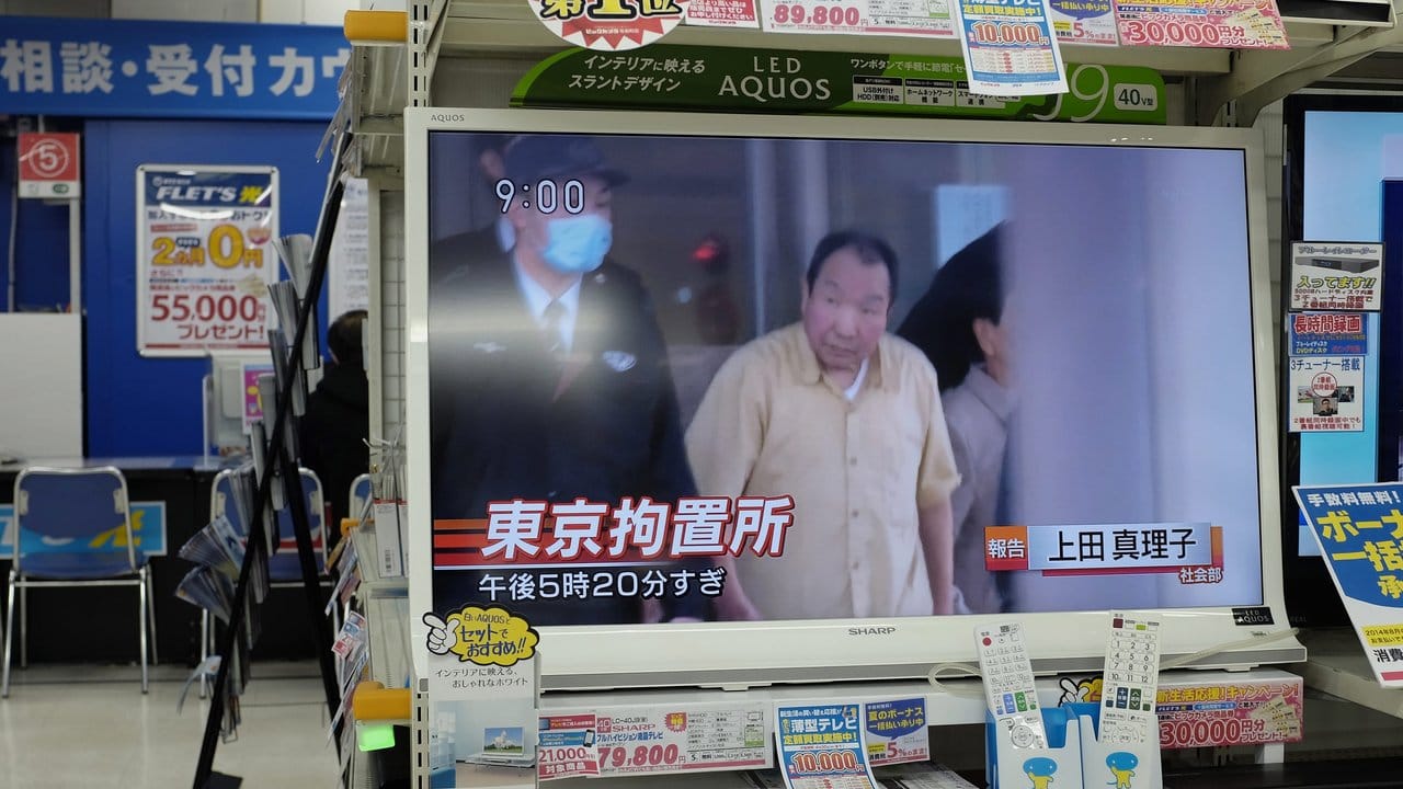 Ein TV-Bildschirm in in Tokio zeigt die Freilassung des für Jahrzehnte unschuldig in einer Todeszelle gefangengehaltenen Japaners Iwao Hakamada. Ein TV-Bildschirm in in Tokio zeigt die Freilassung des für Jahrzehnte unschuldig in einer Todeszelle gefangengehaltenen Japaners Iwao Hakamada.