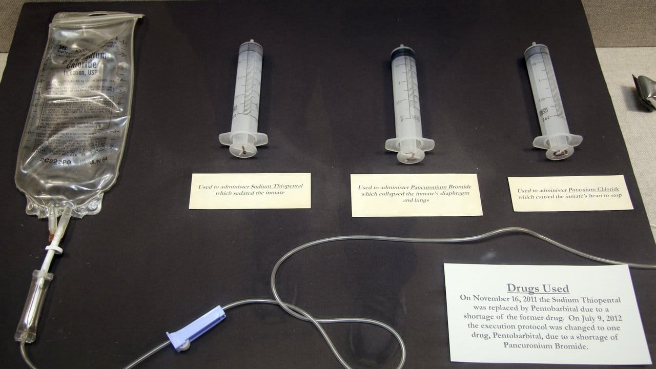 Im Gefängnismuseum in Huntsville (Texas) werden die drei chemischen Komponenten ausgestellt, die für tödliche Injektionen bei Hinrichtungen zwischen 1982 und 2012 verwendet wurden. Im Gefängnismuseum in Huntsville (Texas) werden die drei chemischen Komponenten ausgestellt, die für tödliche Injektionen bei Hinrichtungen zwischen 1982 und 2012 verwendet wurden.