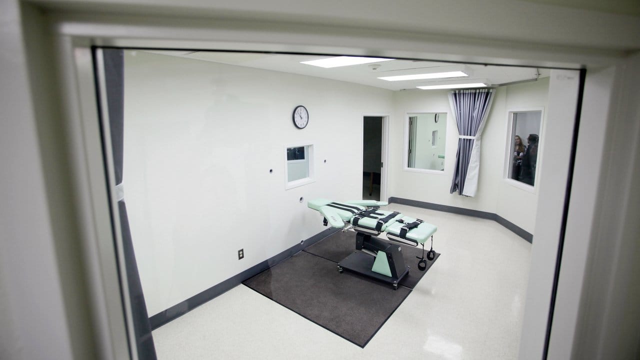 Hinrichtungskammer des Gefängnisses San Quentin: In Kalifornien, dem US-Bundesstaat mit der größten Zahl von Häftlingen in Todestrakten, ist die Todesstrafe per Dekret ausgesetzt worden. Hinrichtungskammer des Gefängnisses San Quentin: In Kalifornien, dem US-Bundesstaat mit der größten Zahl von Häftlingen in Todestrakten, ist die Todesstrafe per Dekret ausgesetzt worden.
