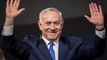 Sieger: Benjamin Netanjahu, Premierminister von Israel, winkt seinen Unterstützern nach der Schließung der Wahllokale zu.