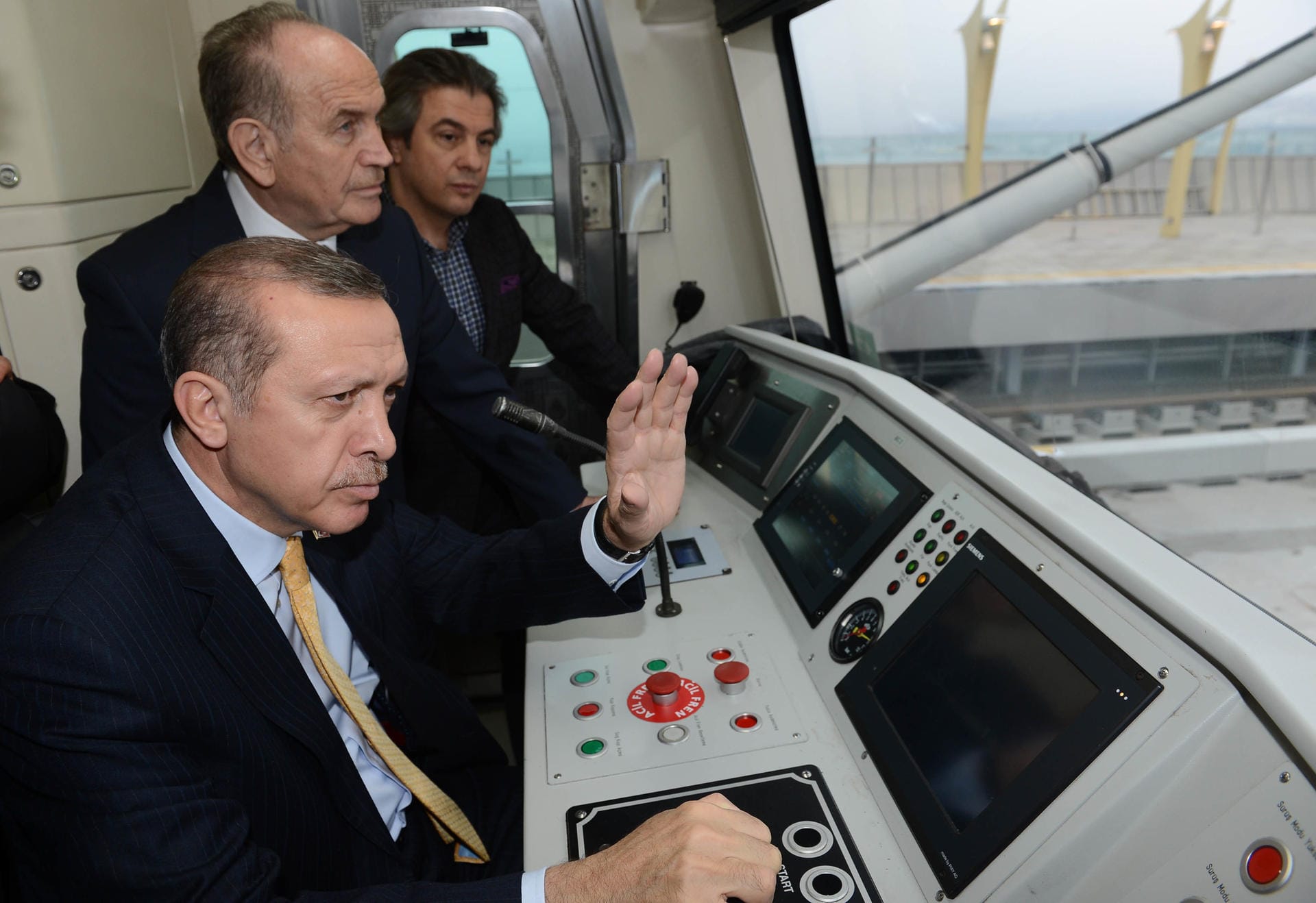 Nach seiner zweiten und zwangsweise letzten Amtszeit als Ministerpräsident wurde Erdogan im Jahr 2014 zum Präsidenten gewählt.