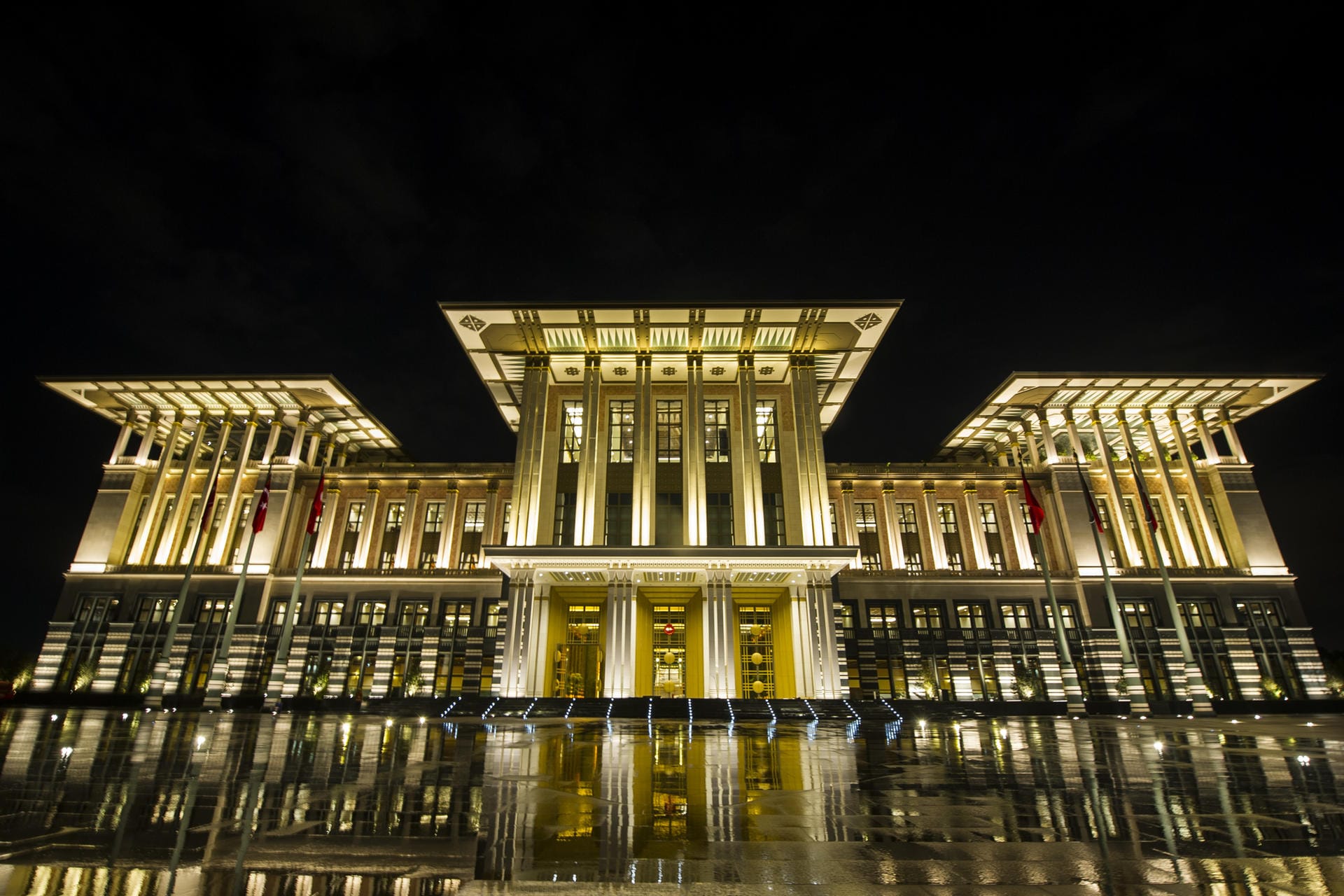 Als Präsident baute er seine Macht zunehmend aus. In Ankara baute er sich außerdem einen Palast als Regierungssitz. Sein nächstes Ziel: die Einführung eines Präsidialsystem.
