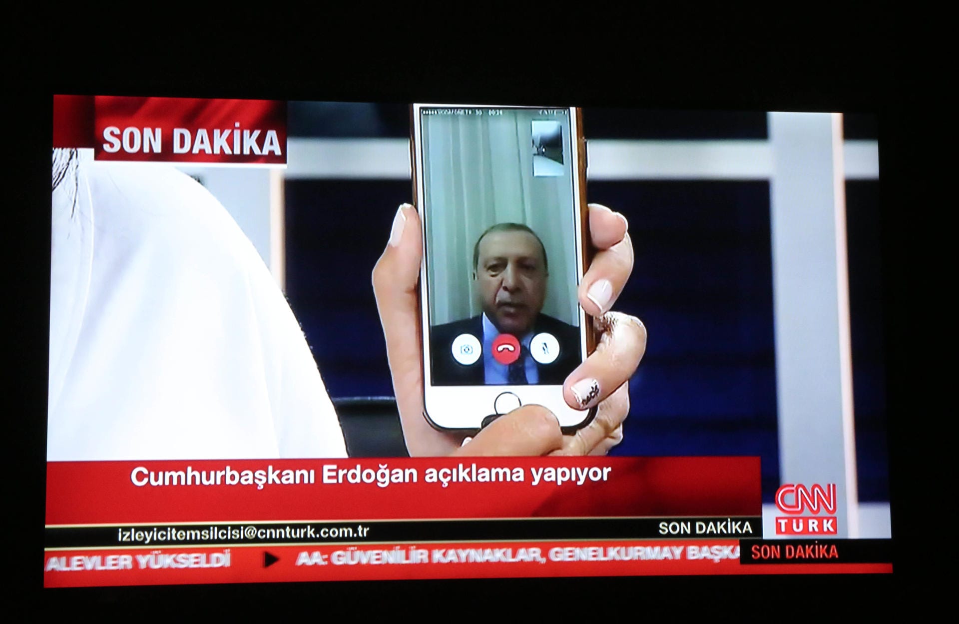 Doch zuvor erschütterte ein Putschversuch im Jahr 2016 die Türkei. Erdogan entkam knapp einem Mordkommando und meldete sich per Handyvideo zu Wort. Er rief die Bevölkerung auf, den Putsch von Teilen des Militärs niederzuschlagen. Mit Erfolg. Erdogan machte daraufhin die Gülen-Bewegung verantwortlich. Seither wurden in der Türkei tausende Menschen verhaftet.