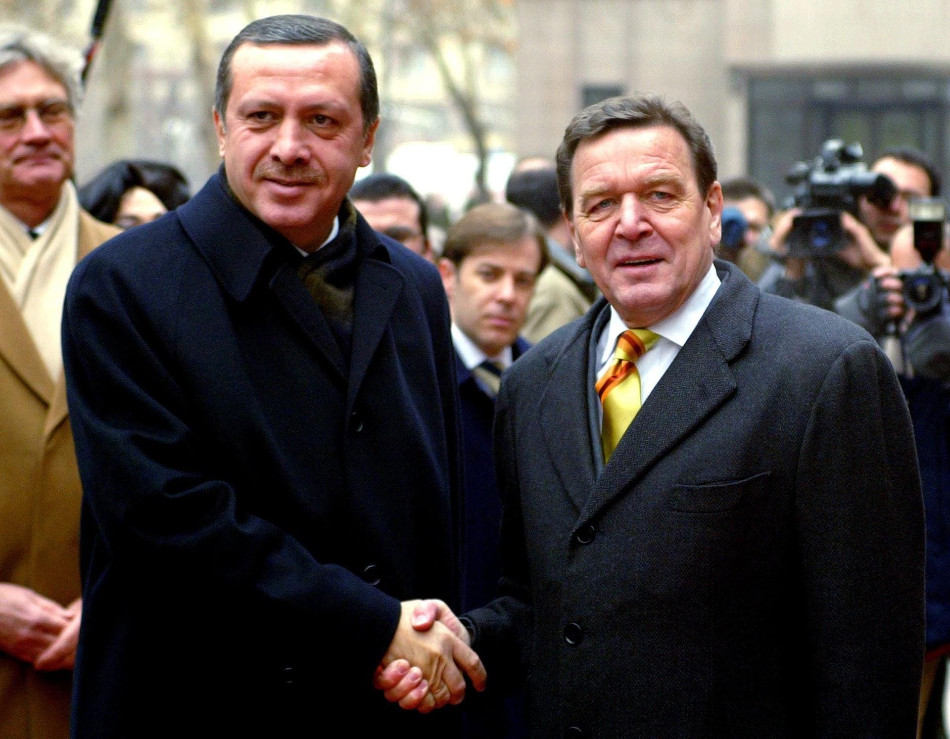 Die einflussreichsten Staatschefs hofierten Erdogan. Darunter Bundeskanzler Gerhard Schröder...