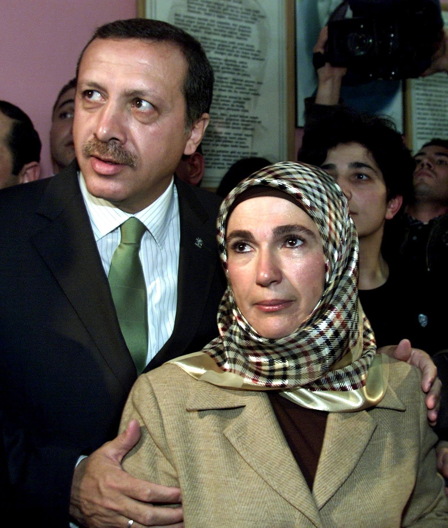 Während seiner gesamten politischen Karriere war seine Frau Emine an seiner Seite. Hier ist das Paar vor Erdogans erster Wahl zum Ministerpräsident im Jahr 2002 in einem Wahllokal zu sehen.