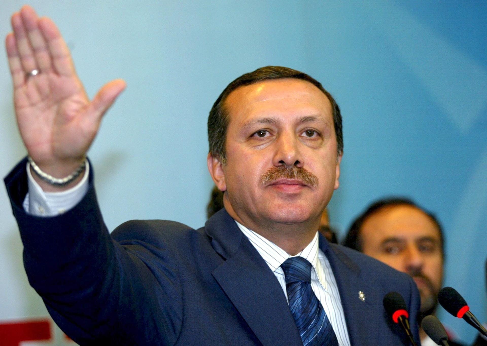 Nach seiner Freilassung hatte Erdogan bei seinen Anhängern Kultstatus. 2001 war er Mitgründer der AKP, ein Jahr später wurde er erstmals zum Ministerpräsidenten gewählt.