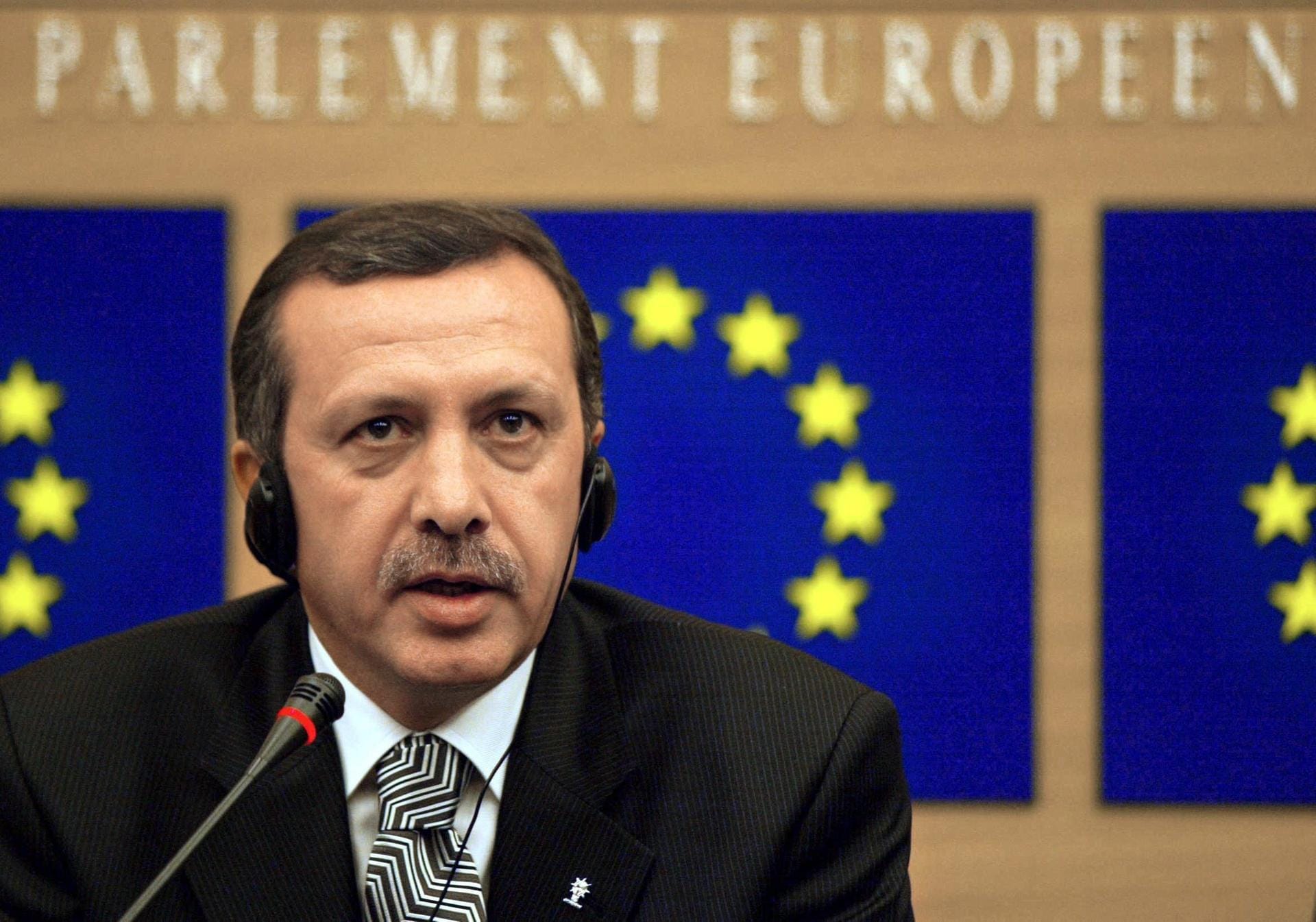 Auch international war Erdogan Hoffnungsträger. Er begann den Friedensprozess mit den Kurden in der Türkei, warb für einen türkischen EU-Beitritt und wurde zum Europäer des Jahres gewählt.
