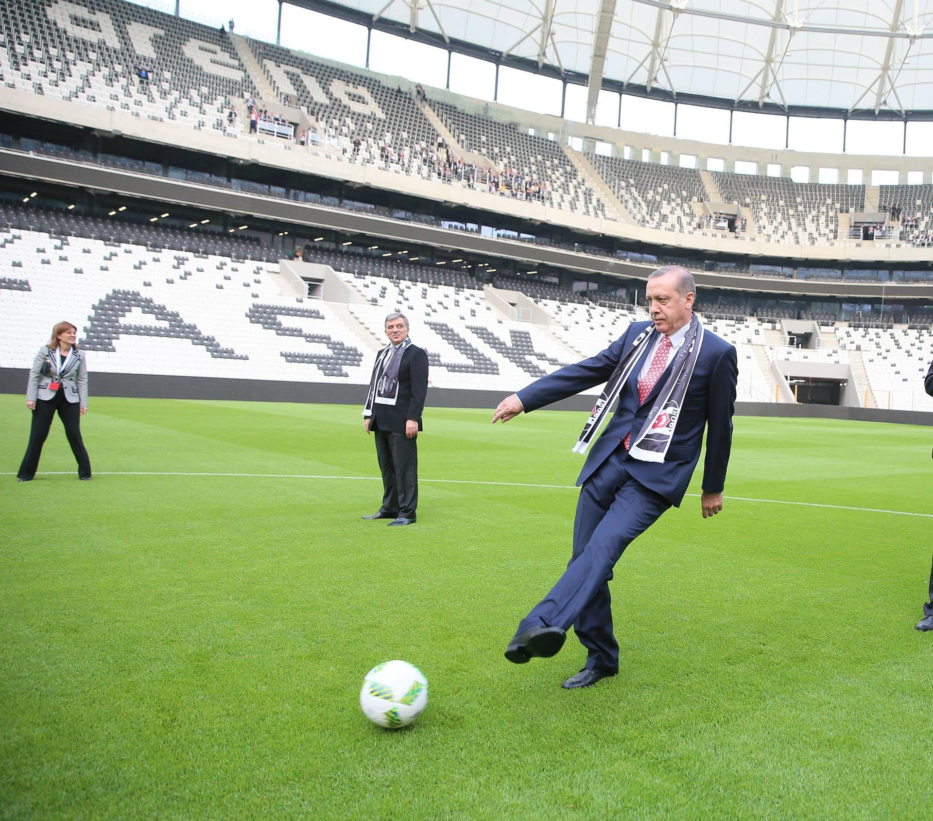 Erdogan gilt als volksnah, wuchs in ärmlichen Verhältnissen in Istanbul auf und spielte selber lange Zeit Fußball.