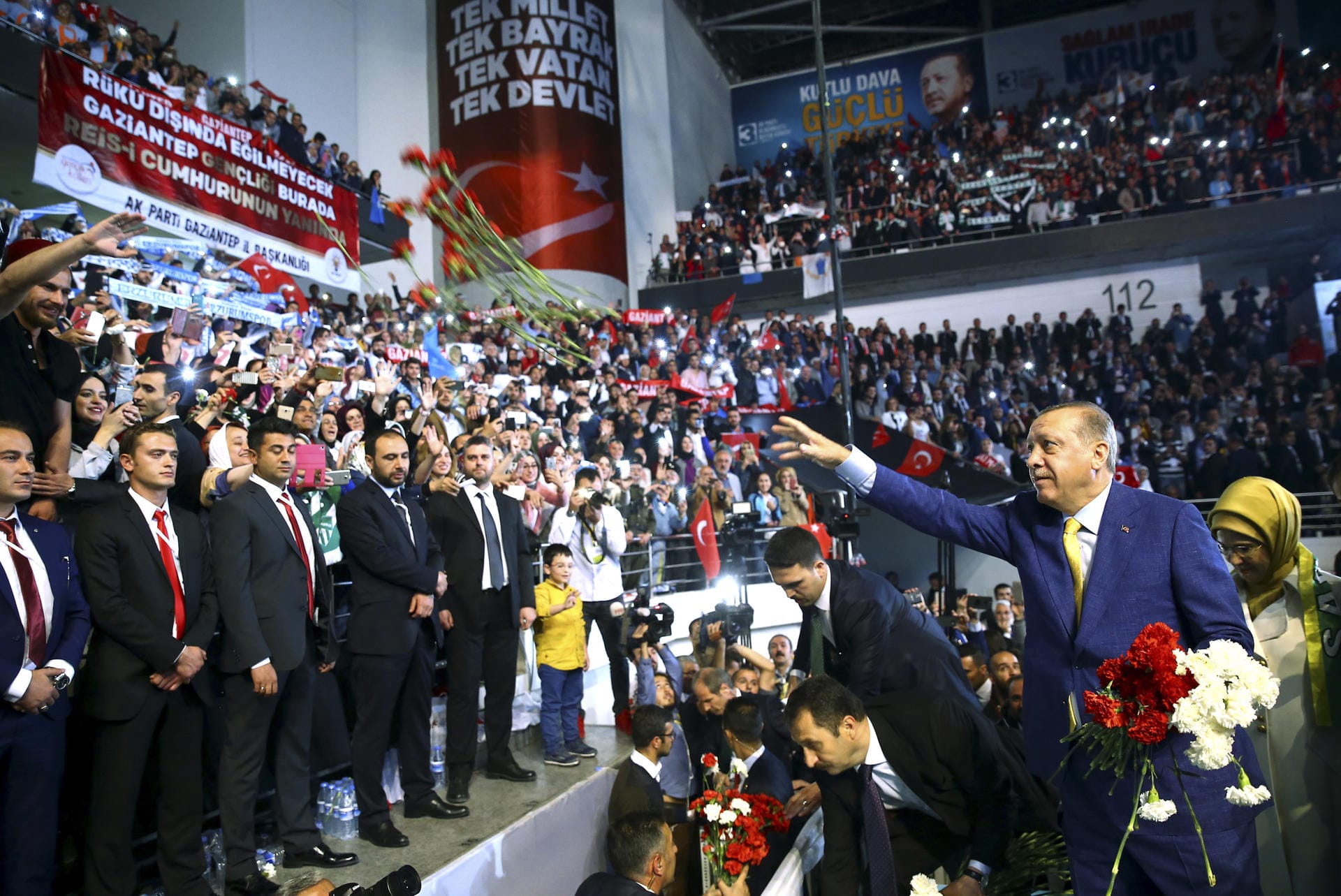 Der türkische Präsident Recep Tayyip Erdogan hat einen rasanten politischen Aufstieg hinter sich. Seine Karriere in Bildern: