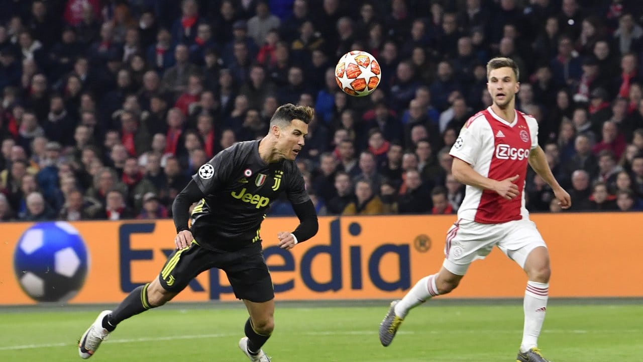 Cristiano Ronaldo (l) köpft per Flugkopfball zum 1:0 in Amsterdam ein.