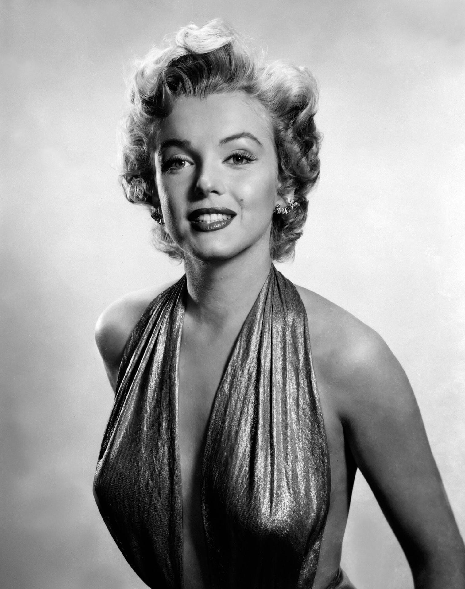 Marilyn Monroe (1926 -1962): Als Model, Schauspielerin und Sängerin wurde sie bekannt und zum absoluten Sexsymbol der 50er-Jahre. Mit bürgerlichem Namen hieß "die Monroe" Norma Jeane Baker. Zu ihren Lebzeiten war sie die meist fotografierte Frau der Welt. Der Ruhm jedoch lastete schwer auf ihr. Mit nur 36 Jahren starb sie an einer Überdosis eines Beruhigungsmittels.