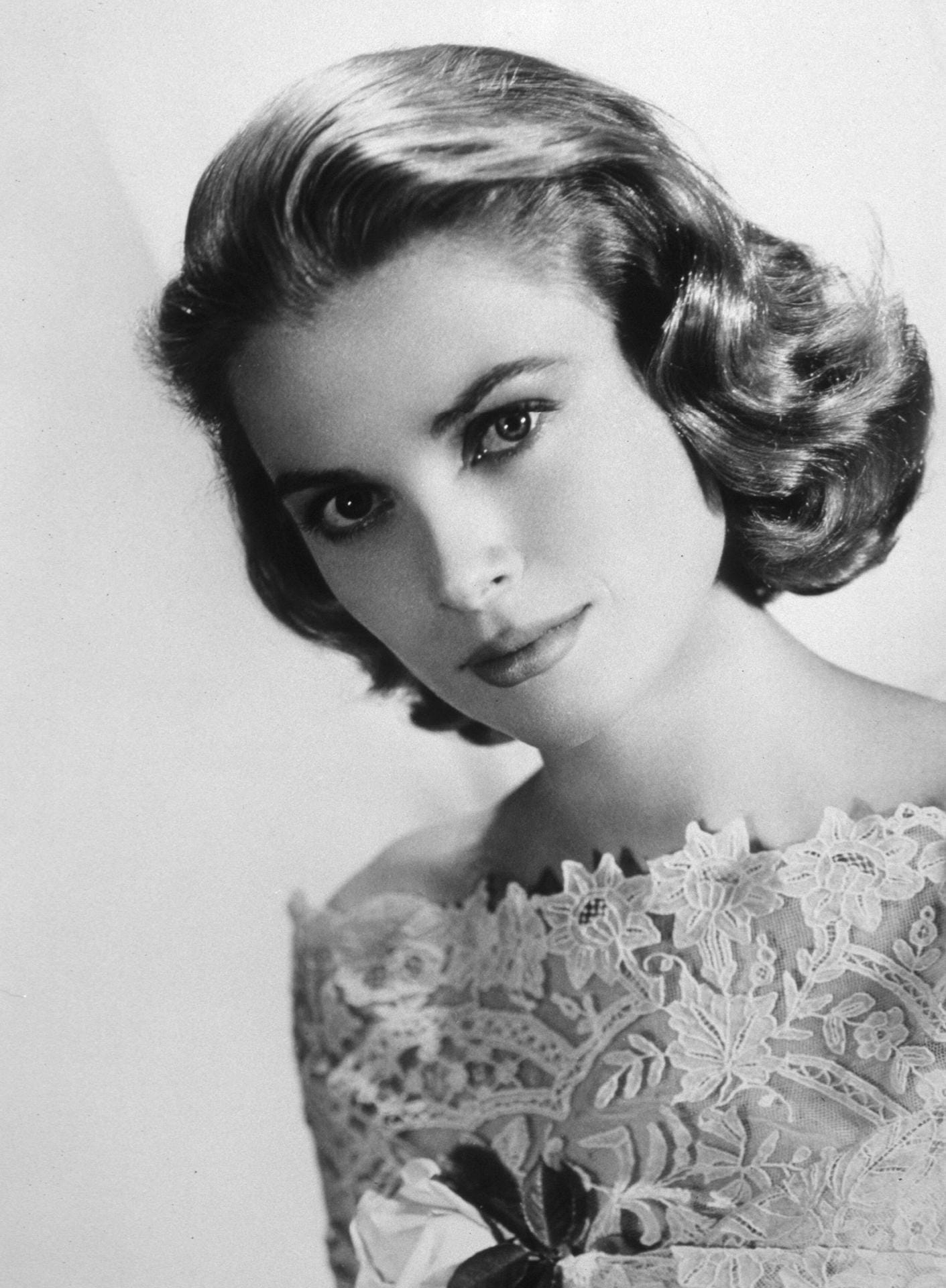 Grace Kelly (1929-1982): Grace Kelly wurde als Schauspielerin berühmt. 1956 heiratete sie den Fürsten von Monaco. Danach hieß sie im deutschsprachigen Raum Fürstin Gracia Patricia von Monaco. Im Alter von 52 Jahren starb sie an den schweren Verletzungen, die sie sich bei einem Autounfall zugezogen hatte.