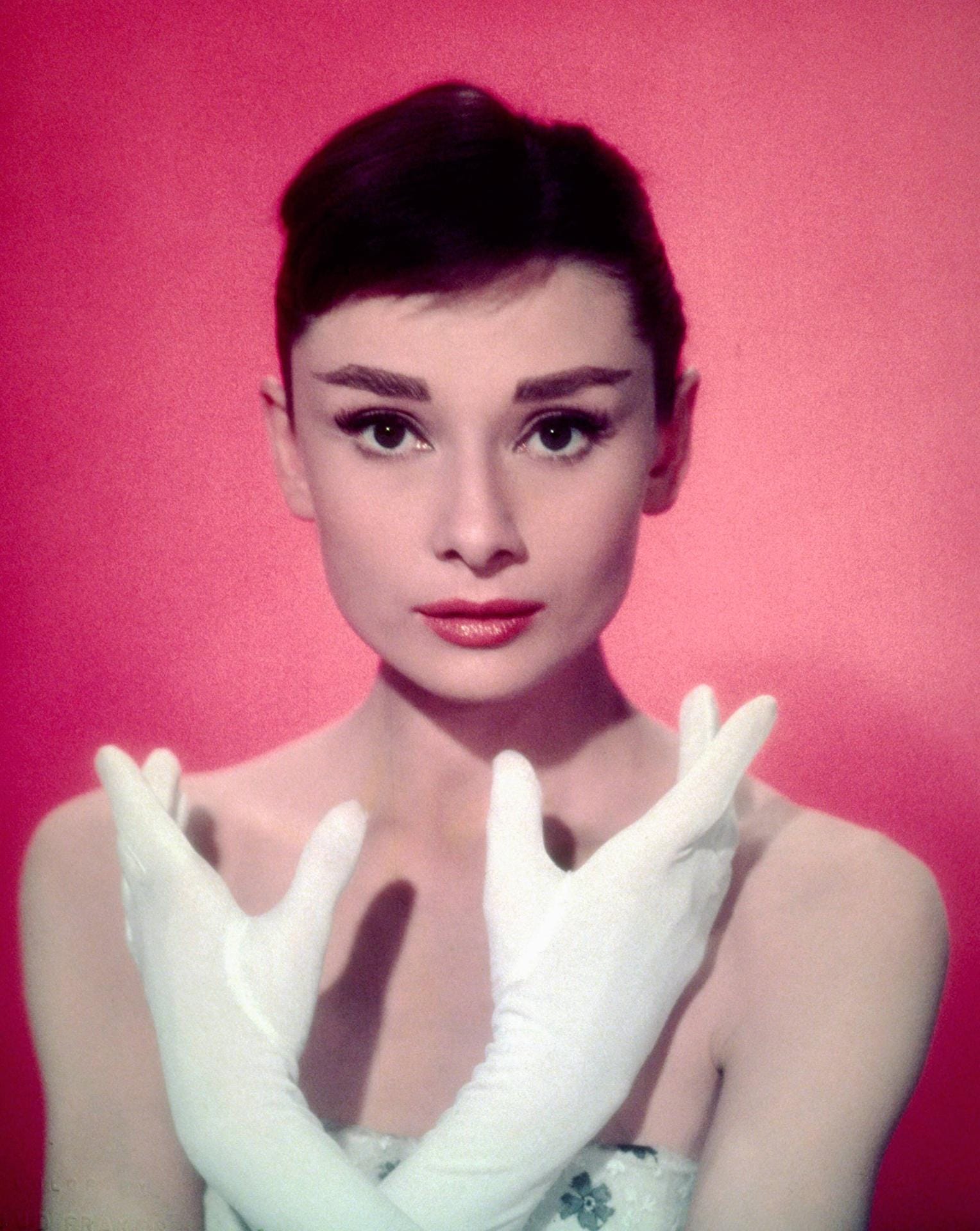 Audrey Hepburn (1929-1993): Kurven waren in den 50er-Jahren gefragt. Audrey Hepburn hatte keine – verzauberte aber mit ihrem kindlichen Charme. 1953 schnappte sie sich in der romantischen Komödie "Ein Herz und eine Krone" die Hauptrolle, für die eigentlich Liz Taylor im Gespräch war. In den 60er-Jahren wurde sie zum Schönheitsideal. Unvergessen ihre Verkörperung der Holly Golighty in "Frühstück bei Tiffany".