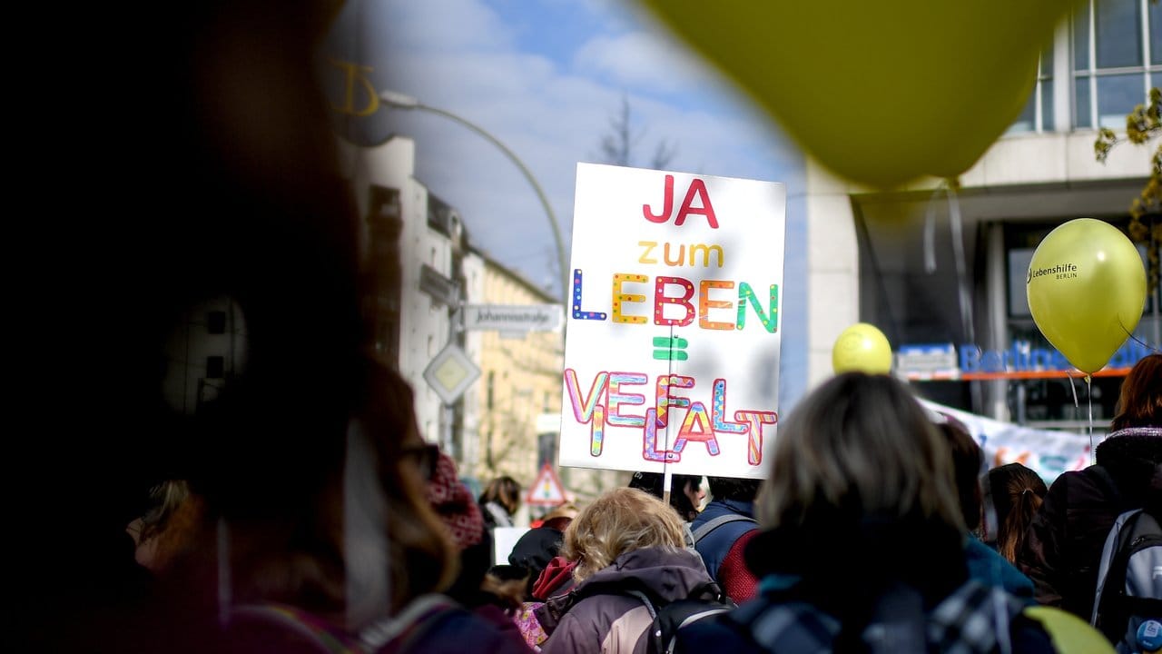 Teilnehmer einer Demonstration anlässlich der Bundestagsdebatte über Bluttests für Schwangere.