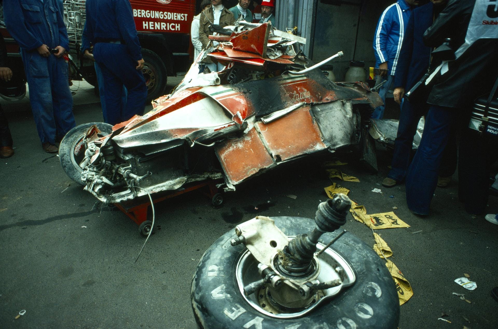 Niki Laudas Ferrari nach dem schweren Unfall 1976