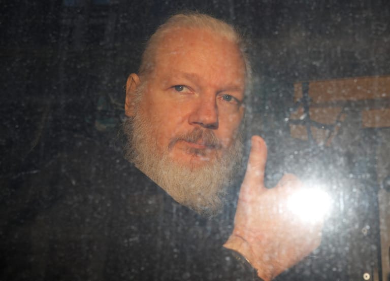Wiklileaks-Mitgründer Julian Assange: bei seiner Festnahme in London musste er getragen werden.
