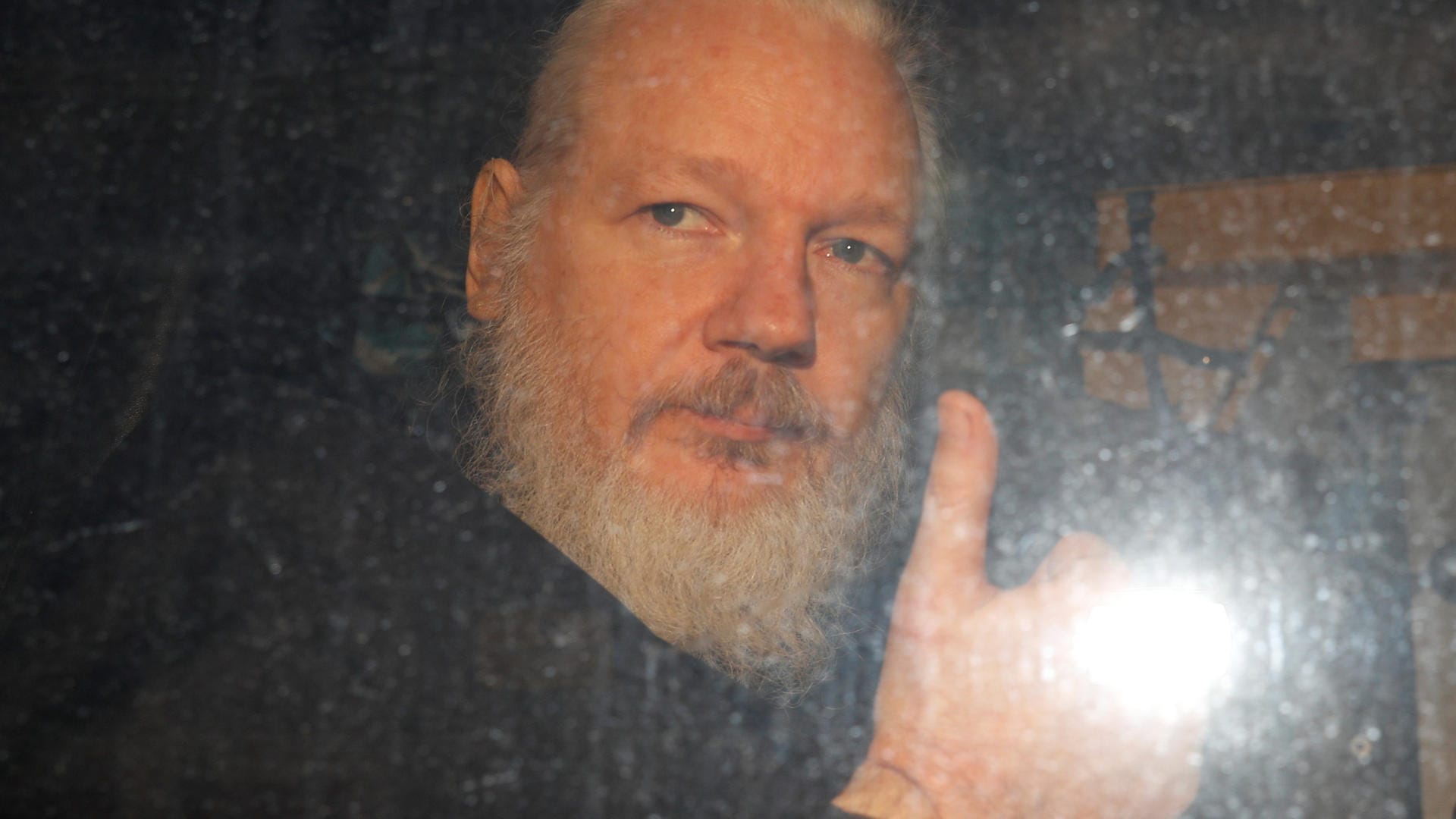 Wiklileaks-Mitgründer Julian Assange: bei seiner Festnahme in London musste er getragen werden.