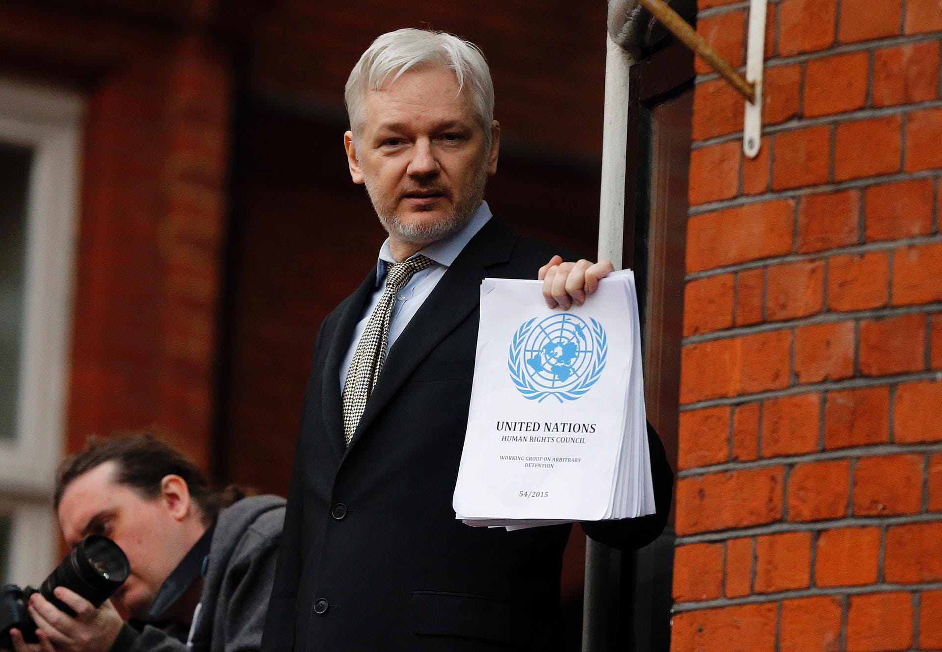 Im Februar 2016 stand Assange auf dem Balkon der Botschaft und sprach mit Journalisten.