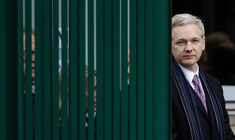 Im Februar 2011 verlässt Assange den Gerichtshof in London.