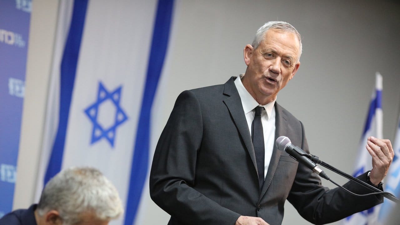 Benny Gantz hat seine Niederlage bei der Parlamentswahl gegen das Bündnis um Netanjahu eingestanden.