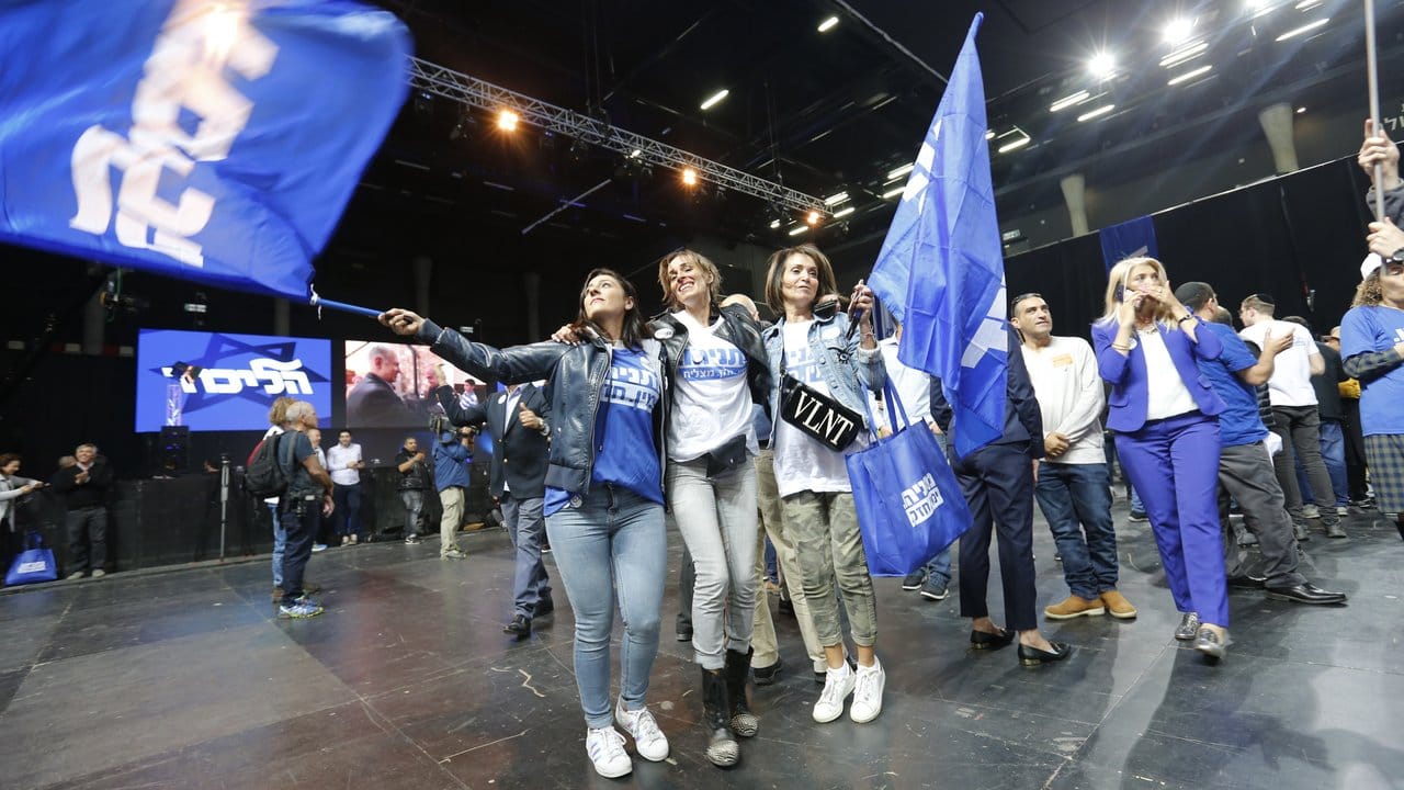Unterstützer der Likud-Partei feiern während der Auszählung der Stimmzettel.