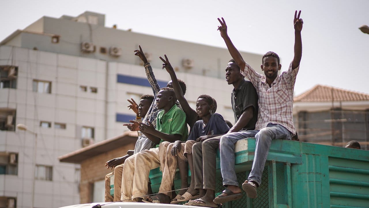 Vor dem Verteidigungsministerium in Khartum feiern Demonstranten die Verhaftung Omar al-Bashirs.