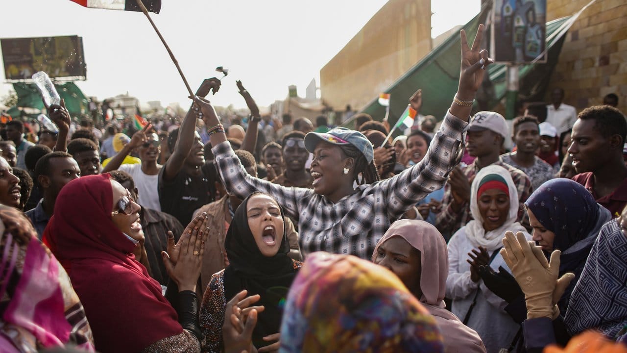 Demonstranten feiern in Khartum die Absetzung von Präsident Omar al-Baschir.