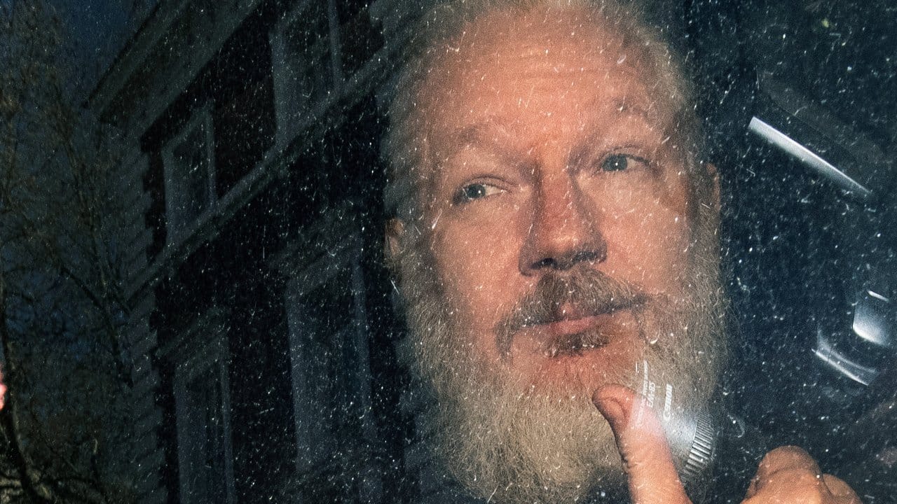 Julian Assange nach seiner Festnahme durch die britische Polizei in London.