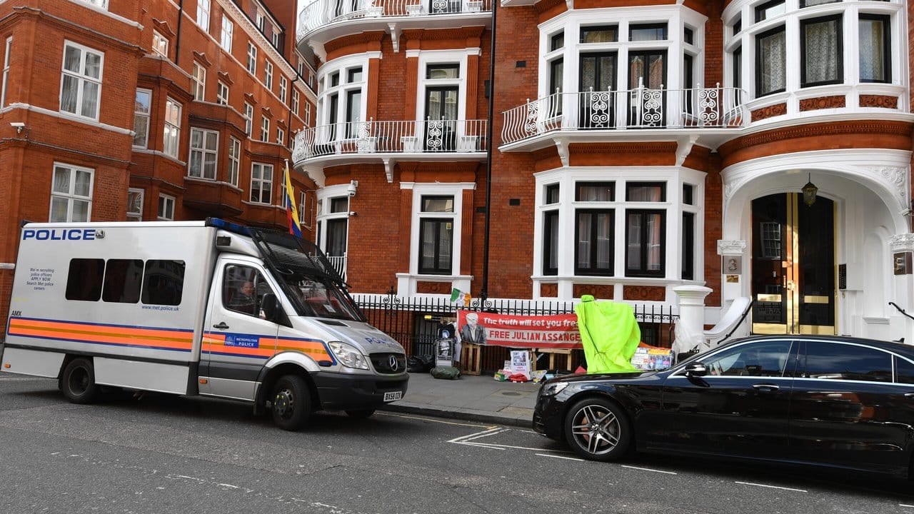 Vor der Botschaft von Ecuador in der britischen Hauptstadt steht ein Gefangenentransporter der Polizei.