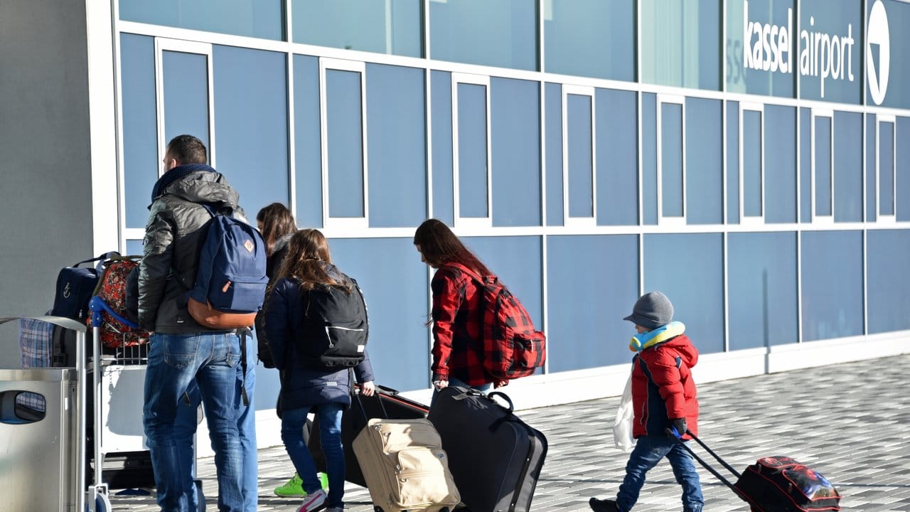 Freiwillige Ausreise: Abgelehnte Asylbewerber betreten den Terminal des Kassel-Airports.