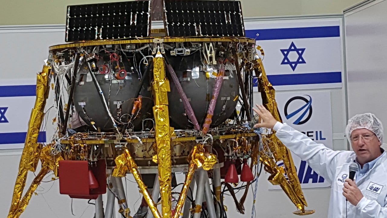 Israels Raumsonde "Beresheet" mit der Mondlandefähre bei ihrer Vorstellung im Juli vergangenen Jahres in Tel Aviv.