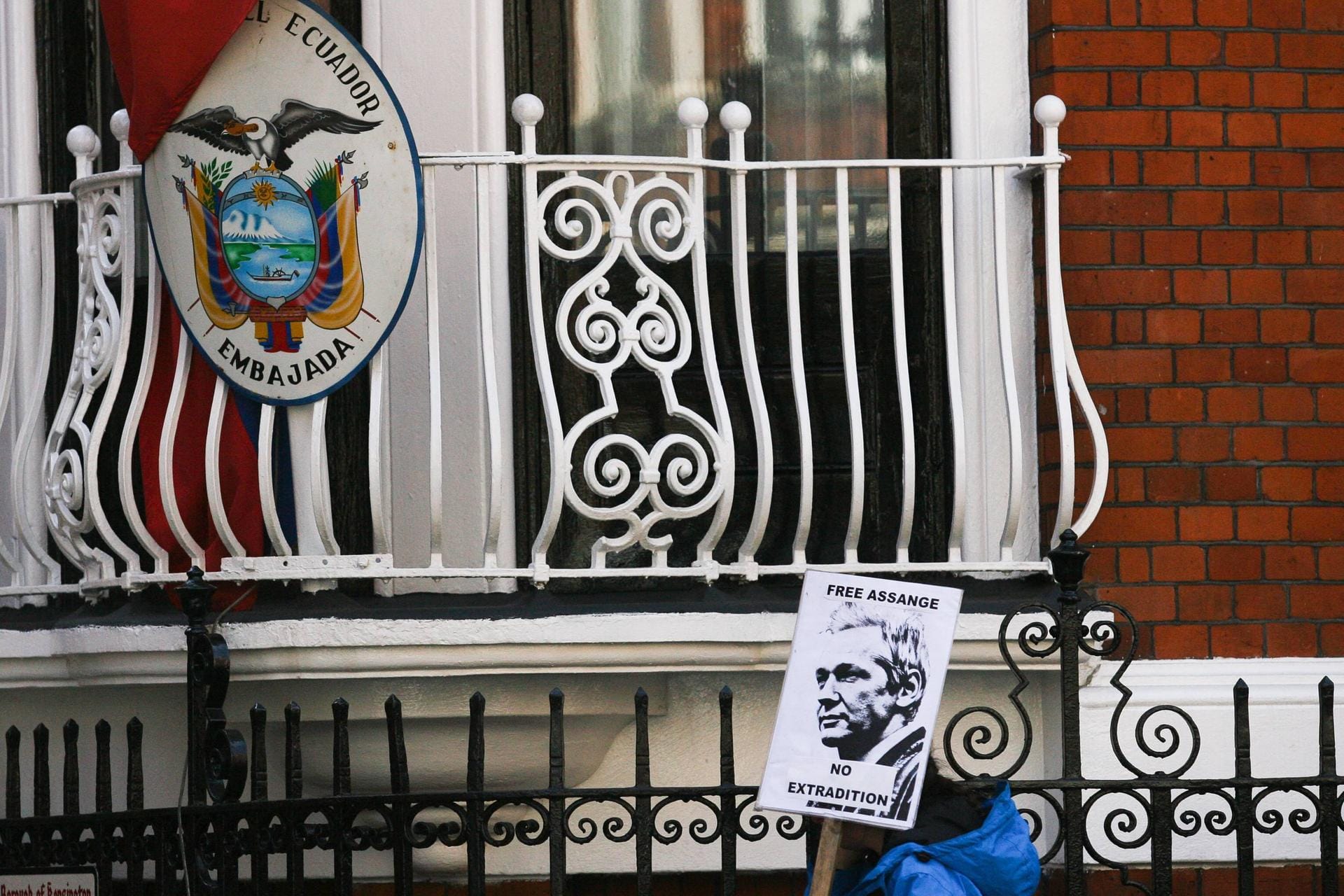 Juni 2012: Julian Assange flüchtet in die ecuadorianische Botschaft in London und beantragt Asyl damit er nicht die USA ausgeliefert wird.