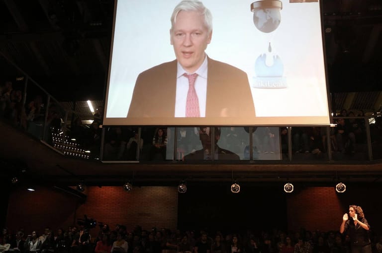 September 2013: Julian Assange nimmt aus der ecuadorianischen Botschaft heraus an einer Videokonferenz teil, die nach Sao Paulo übertragen wird. Es geht um die Privatsphäre im Internet, die ihm zum Verhängnis geworden ist.