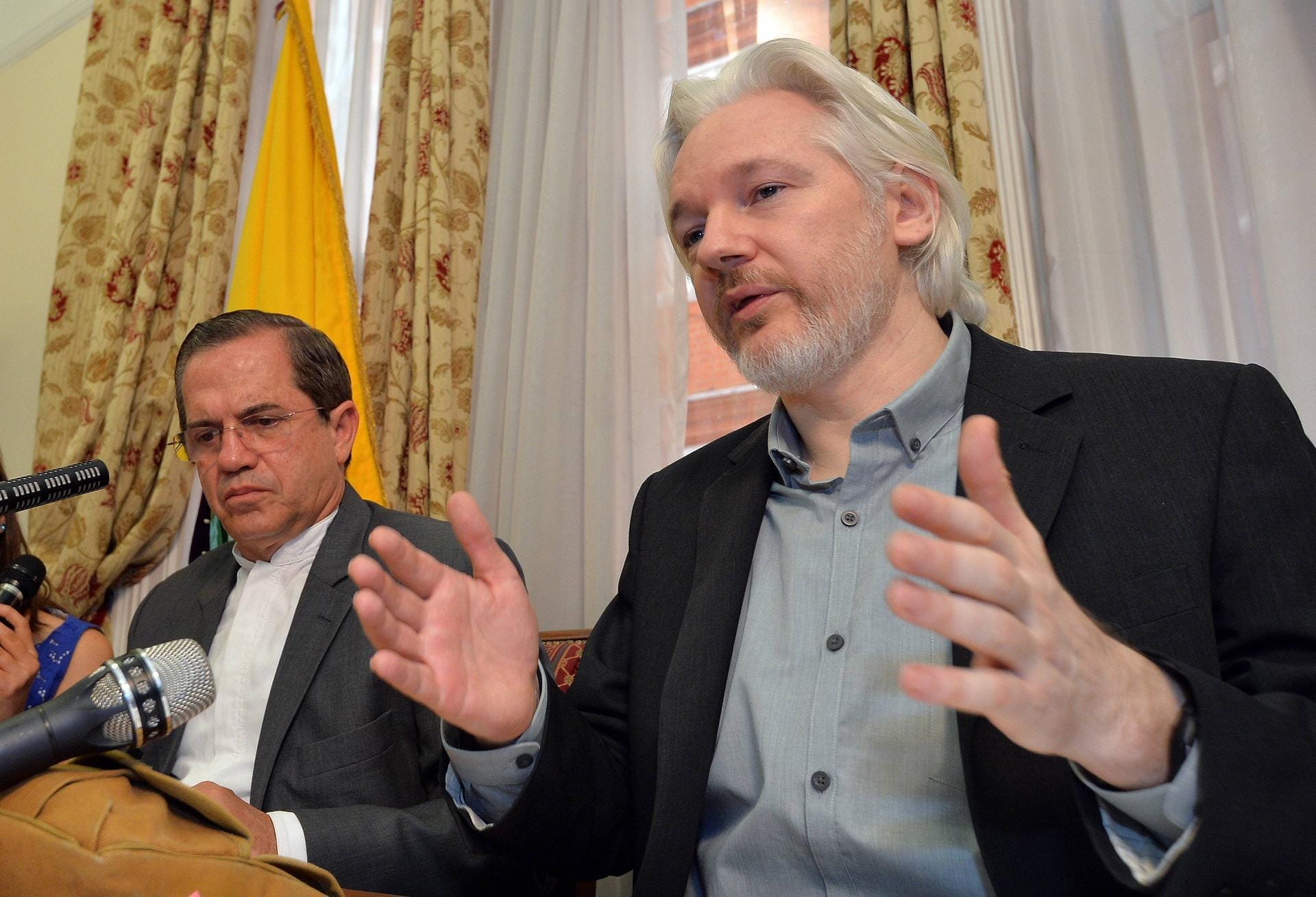 August 2014: Julian Assange sitzt neben dem ecuadorianischen Außenminister Ricardo Patino in der Botschaft in London. Hier kündigt der WikiLeaks-Gründer an, dass er nach zwei Jahren die Botschaft wieder verlassen möchte.