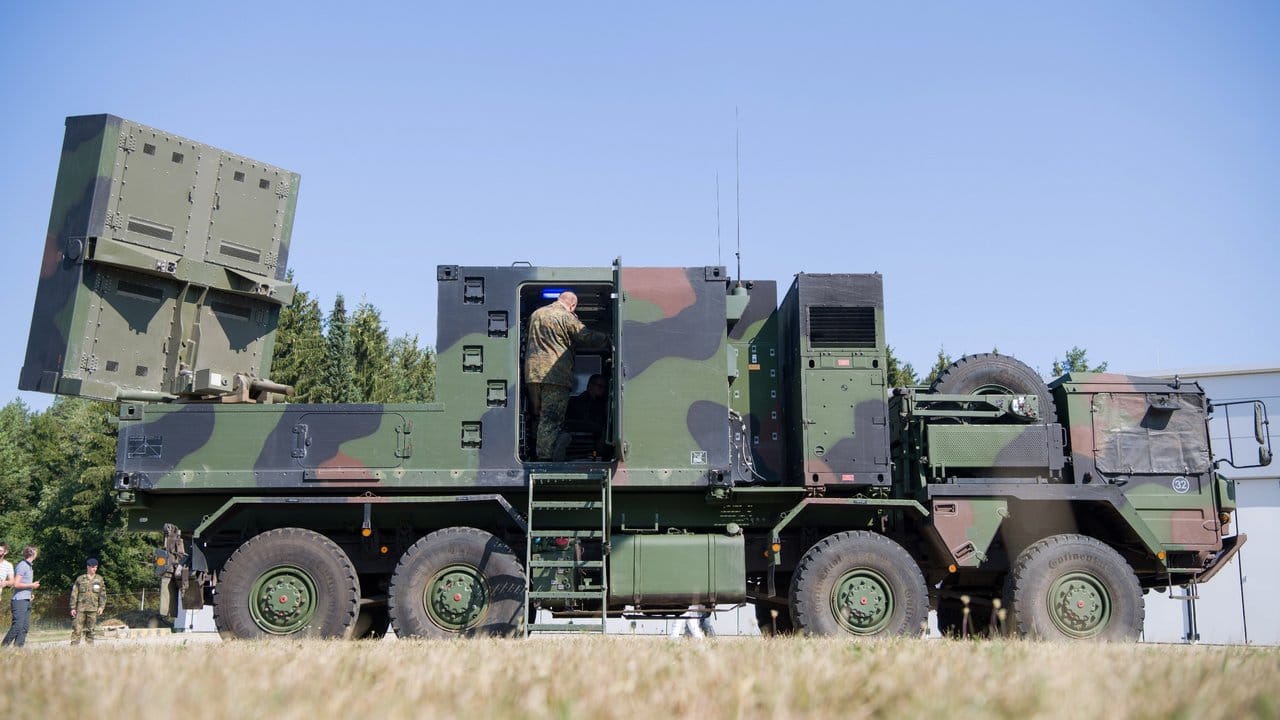 Ein Artillerieortungsradar COBRA (Counter Battery Radar) steht in der Alb-Kaserne.